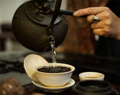 千秋大业一壶茶万丈红尘三杯酒的下一句是啥？