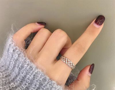 食指戴戒指是什么意思？