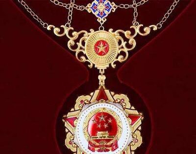 共和国勋章是什么材质？