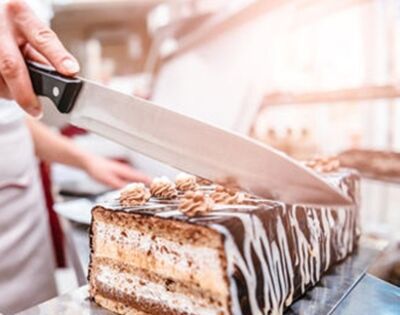 切蛋糕时怎么做可以使切口平整？