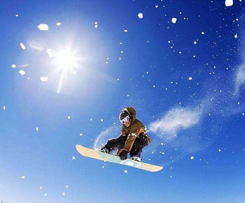 单板滑雪的产生与什么有关？
