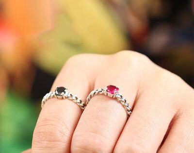 左手食指戴戒指是什么意思？