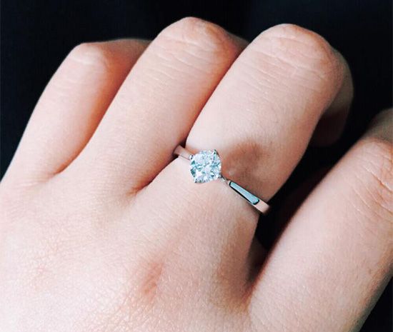 订婚戒指戴哪个手指？