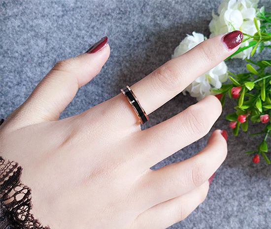 左手食指戴戒指什么意思？