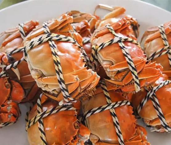 为什么虾蟹煮熟了会变红？