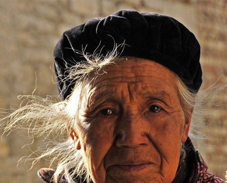 成语黄发垂髫中黄发指的是什么？