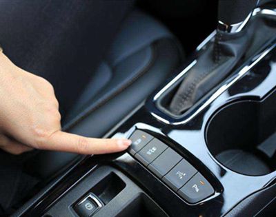 电子手刹不解除直接走可以吗？