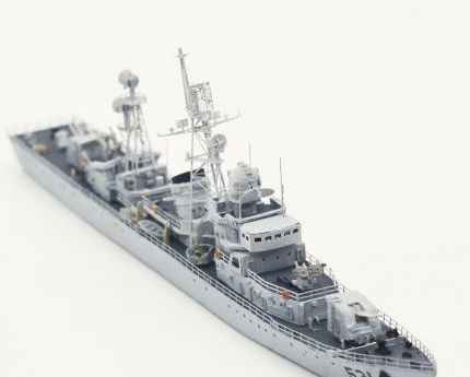 我国海军第一艘装备有防空导弹的军舰是什么？