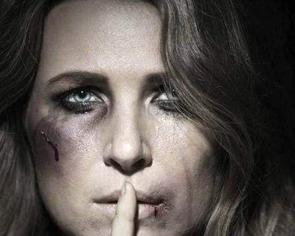 打骂共同生活的女友属于家暴吗？