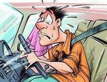 夏天紧闭车窗在车里开空调睡觉可以吗？