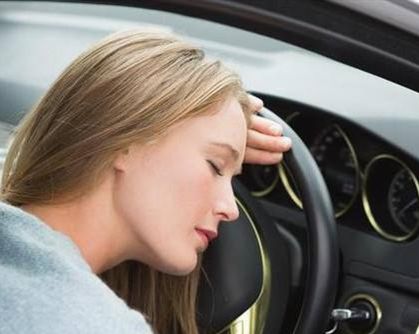 紧闭车窗开着空调在车里睡觉存在哪种风险？