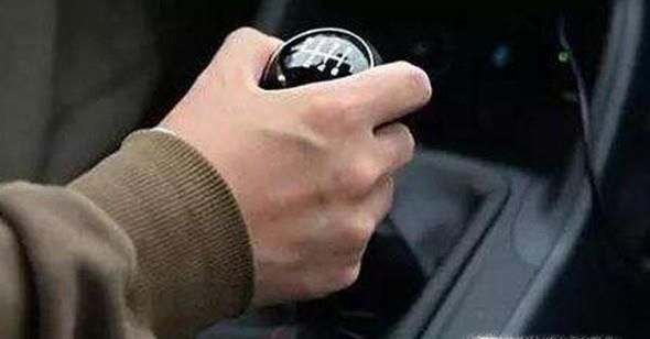 坡道定点停车起步时 怎样才能不熄火不溜车?