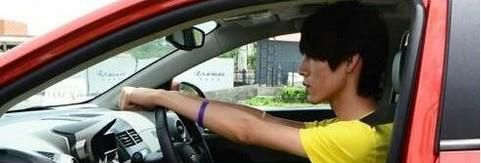 如何调节汽车后视镜？