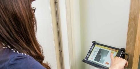 员工上下班老是忘记打考勤卡怎么处理？