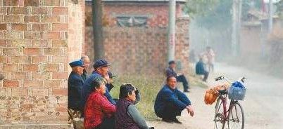 农村留守妇女晚上是靠什么打发时间的？