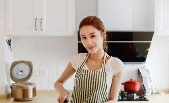 女生第一次到公婆家去应该帮忙做饭吗？