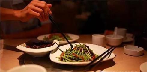 怎样给亲戚夹菜合适？