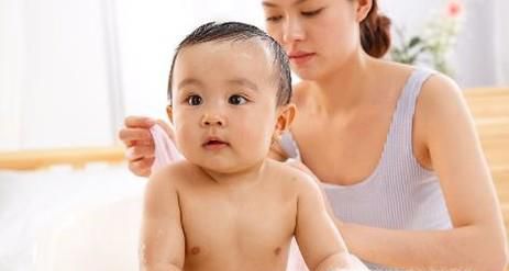 如何给宝宝洗澡？详细宝宝洗澡教程