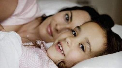 孩子睡觉想让家长陪同，孩子的要求应该满足吗？