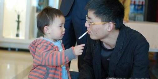 如何说服家里的男性成员不在宝宝面前抽烟？