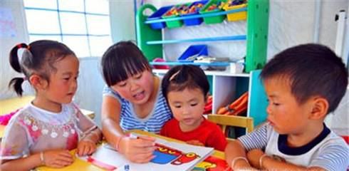 结合小班幼儿的心理发展特点去教学