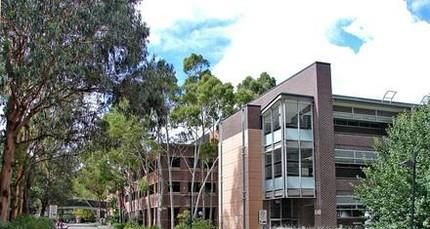 莫纳什大学人力资源管理专业和纽卡斯尔大学人力资源管理专业哪个好？