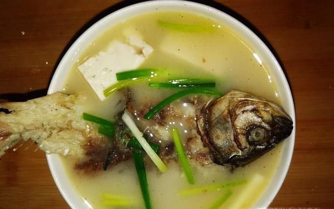 鲜美的豆腐滚野生鲫鱼汤的做法