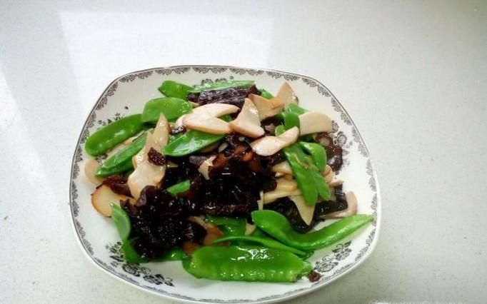 木耳杏鲍菇炒荷兰豆的家常做法