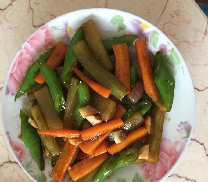 小炒三蔬之尖椒莴苣胡萝卜