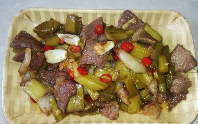 猪肉炒酸芋苗的做法