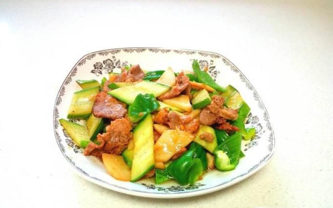 杏鲍菇黄瓜青椒炒肉的做法