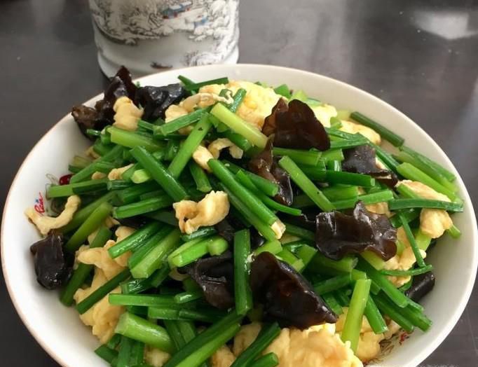 韭菜苔木耳炒鸡蛋的家常做法
