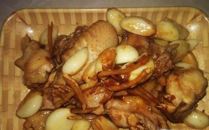 蒜头爆焖鸡肉的做法