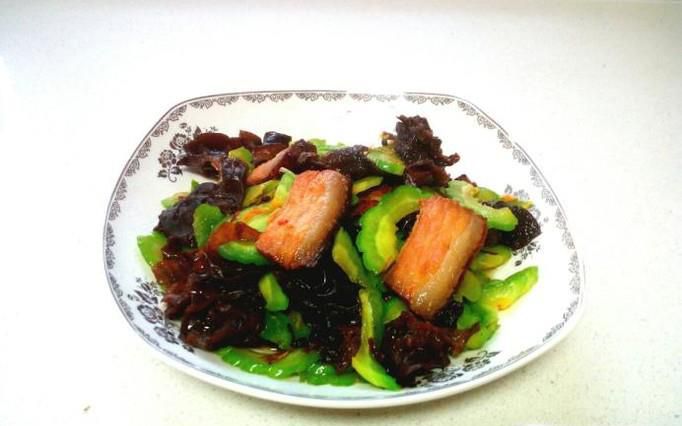 木耳苦瓜炒腊肉的家常做法