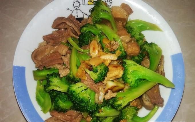 西蓝花爆炒猪肉的做法