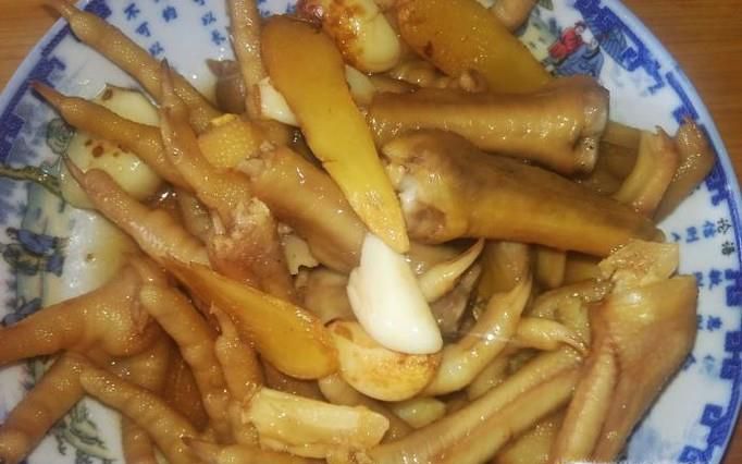 美味好吃的酱油焖鸡脚的做法