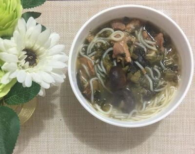如何做酸菜香菇瘦肉粉？