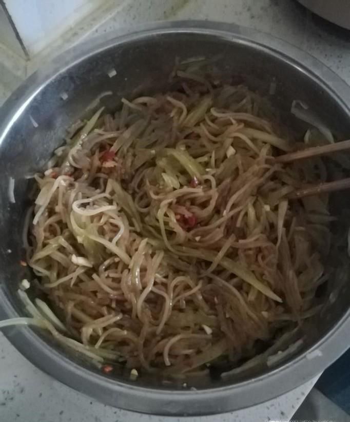 如何做红苕粉条拌莴笋丝？