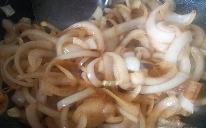 洋葱炒肥肉怎么做？