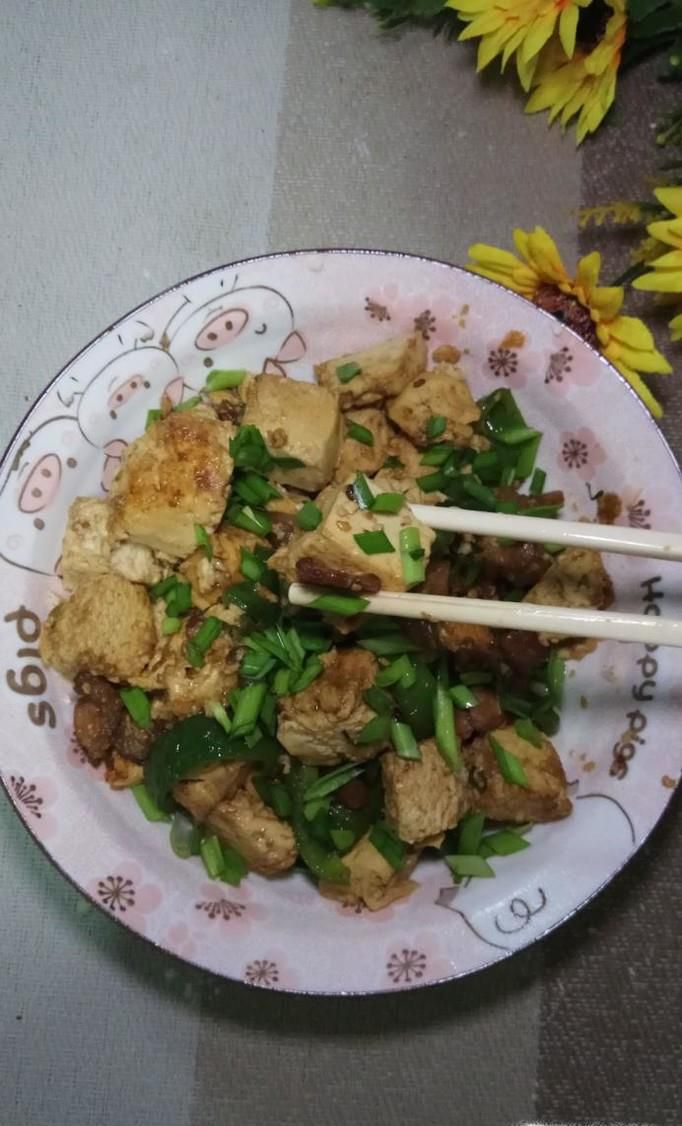 怎样做美味的五花肉炒冻豆腐？