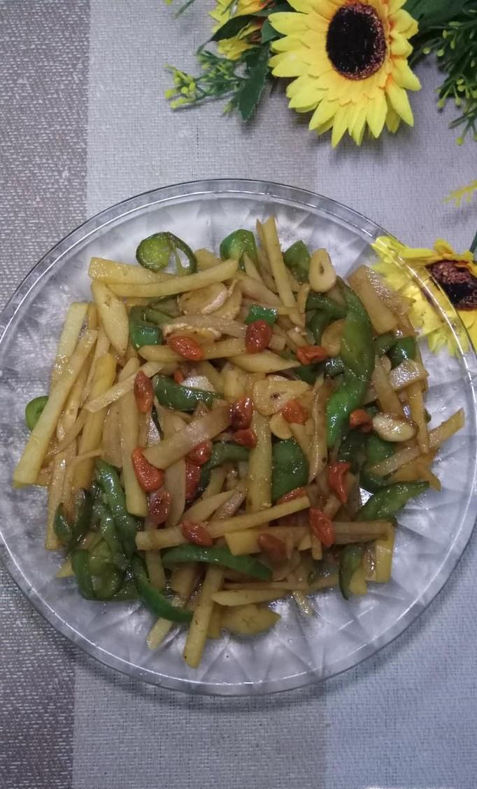 怎样做美味的土豆青椒炒枸杞？
