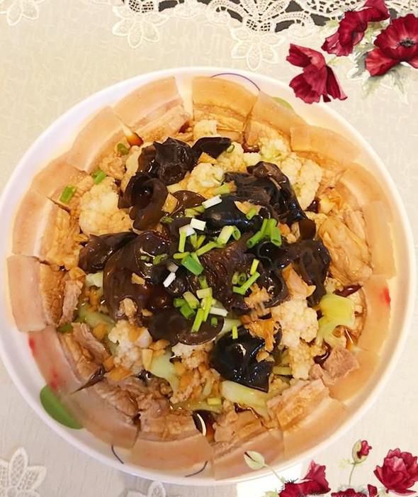 花菜木耳拌五花肉片的家常做法