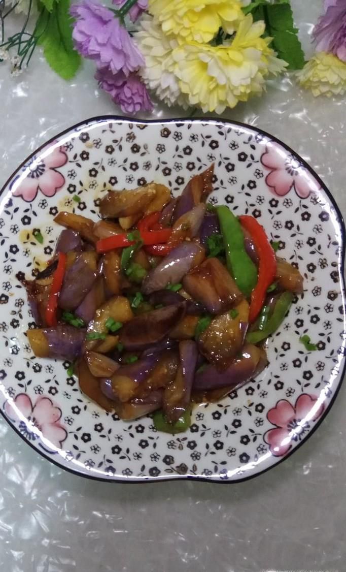 怎样做美味的红烧茄子炒双椒？