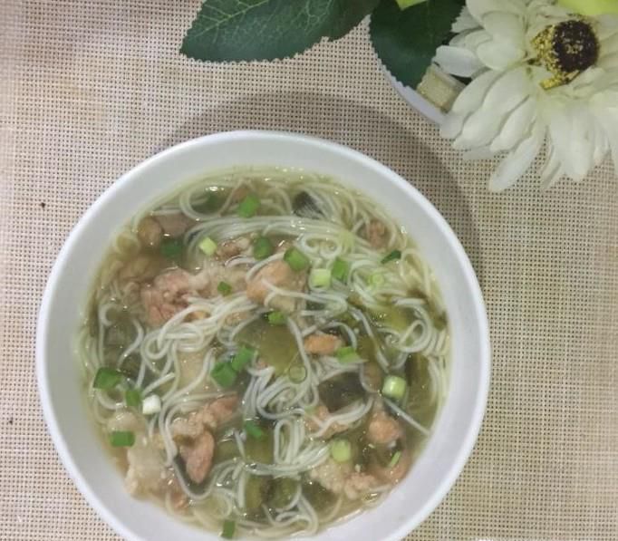 沙县小吃中的酸菜瘦肉粉干是如何做出来的？