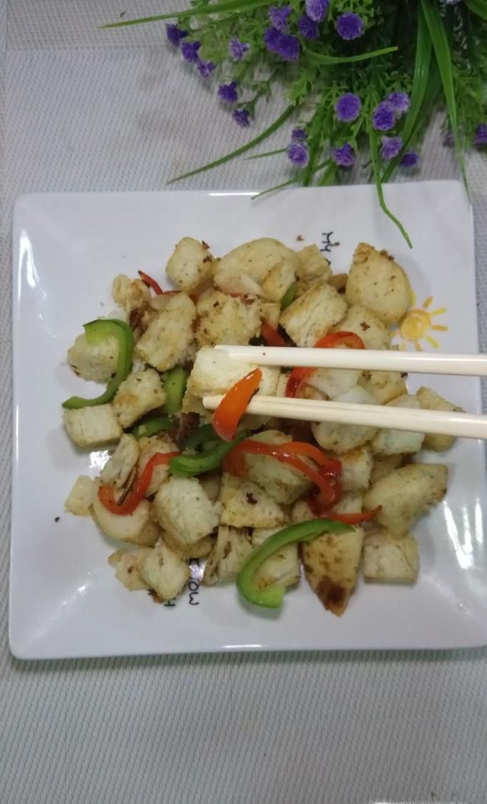 怎样做美味的双椒炒剩馒头？