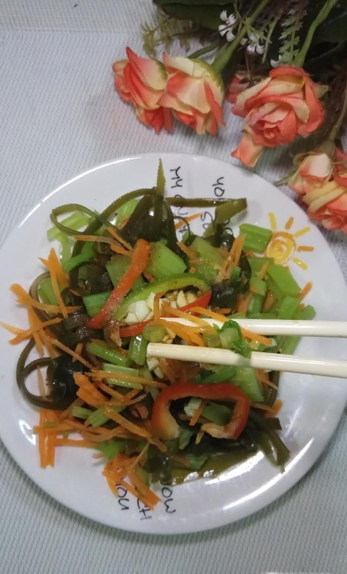 怎样做美味的凉拌海带芹菜胡萝卜丝？