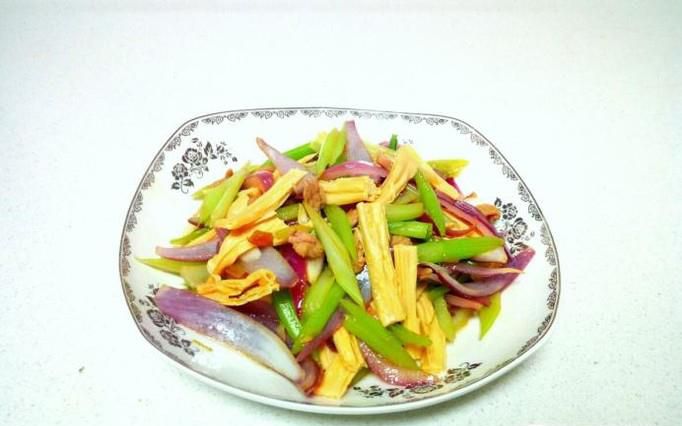 芹菜炒圆葱腐竹的家常做法