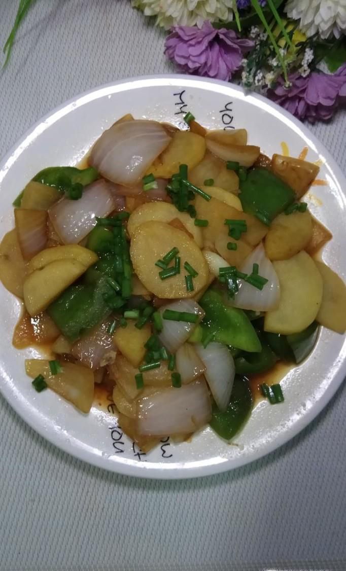 怎样做美味的洋葱青椒炒土豆片？