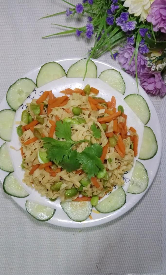 怎样做美味的胡萝卜毛豆炒豆腐皮？