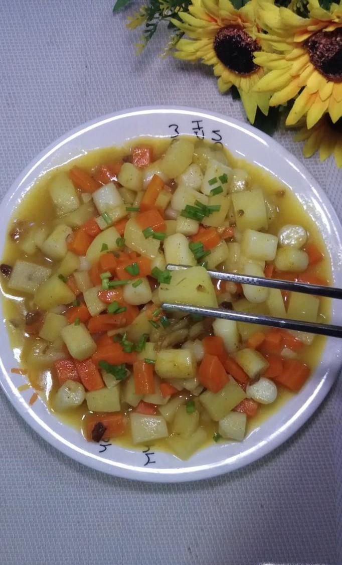 怎样做咖喱味的胡萝卜土豆炒年糕？